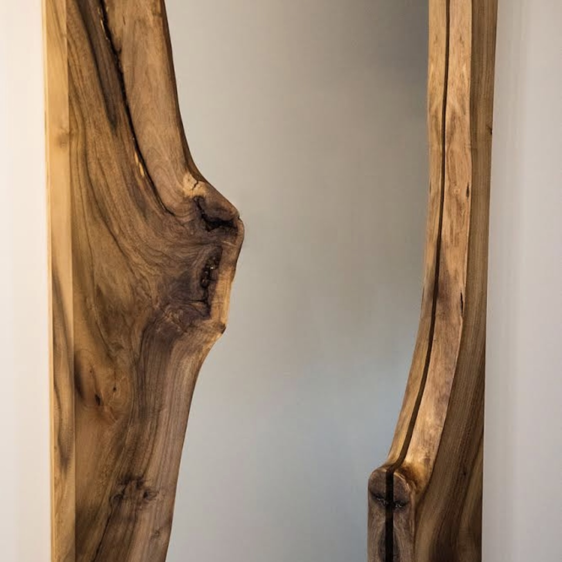 zrkadlo s dreveným rámom VERTICAL